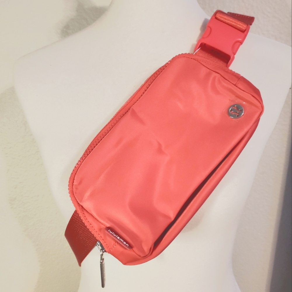 lululemon Everywhere Belt Bag - Cherry Mist